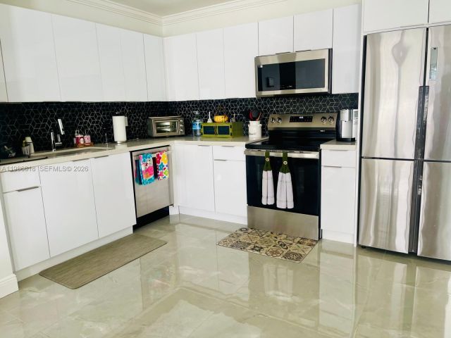 Home for rent at 3049 NW 6th Ave - photo 7518345