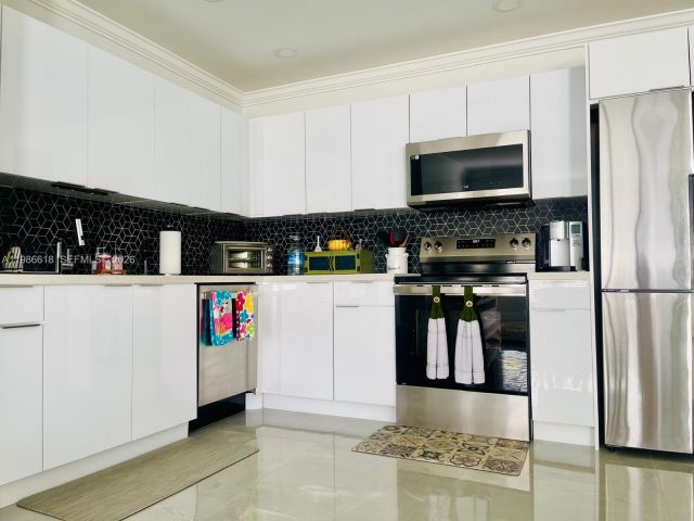 Home for rent at 3049 NW 6th Ave - photo 7518346