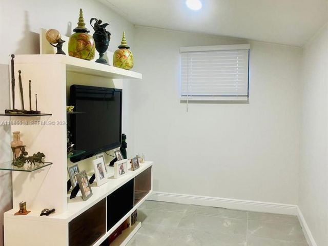 Home for rent at 3049 NW 6th Ave - photo 7518351