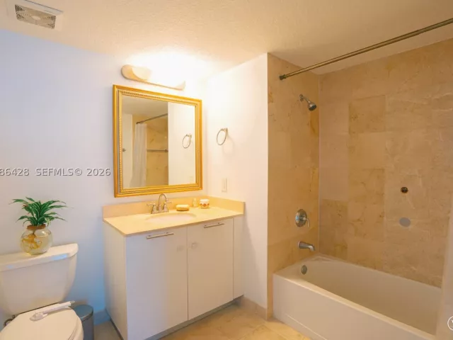 2-bedroom condo for sale in Miami - 1800 N Bayshore Dr 1412 - MondialRealty