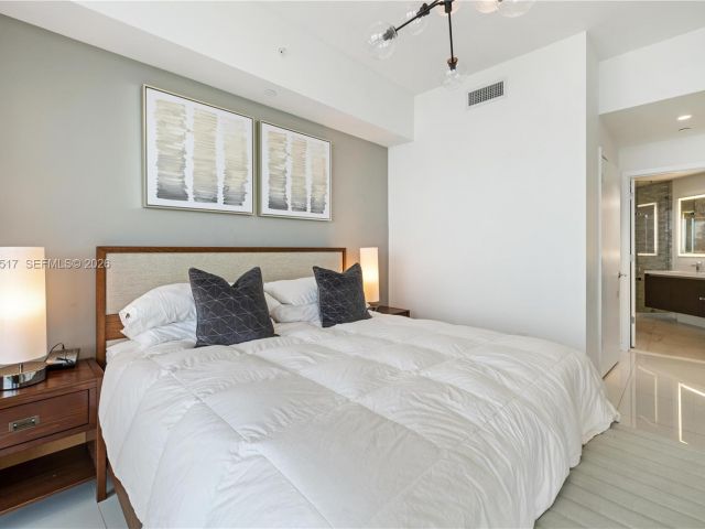 Apartment for rent  Unit #4206 - photo 7487748