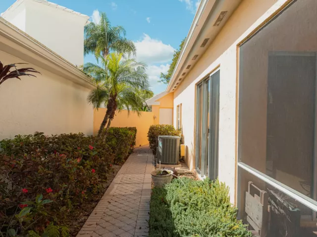 3-bedroom home for sale in West Palm Beach - 1100 Lytham Court - MondialRealty