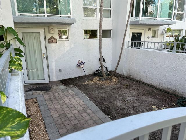 Home for rent at 1853 Jefferson Ave 5 - photo 7525459