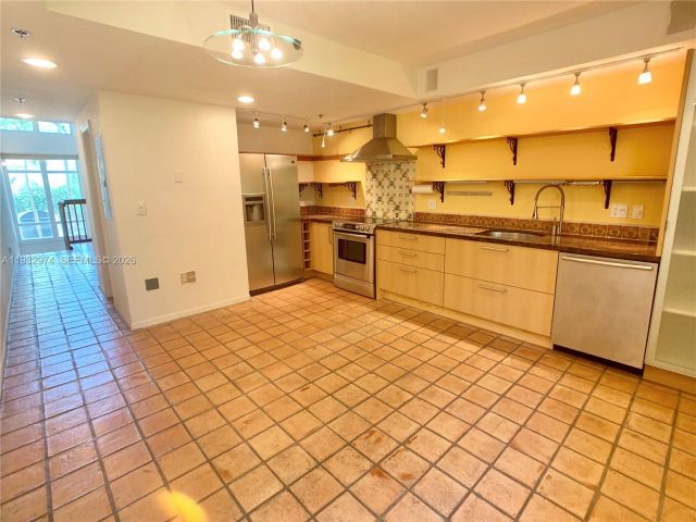 Home for rent at 1853 Jefferson Ave 5 - photo 7525470