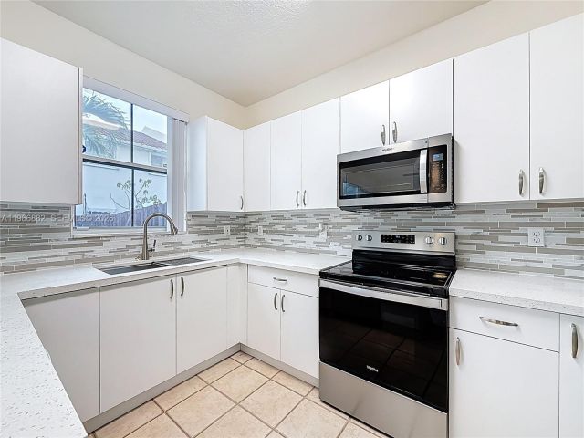 Home for rent at 4330 NW 114th Pl - photo 7484301