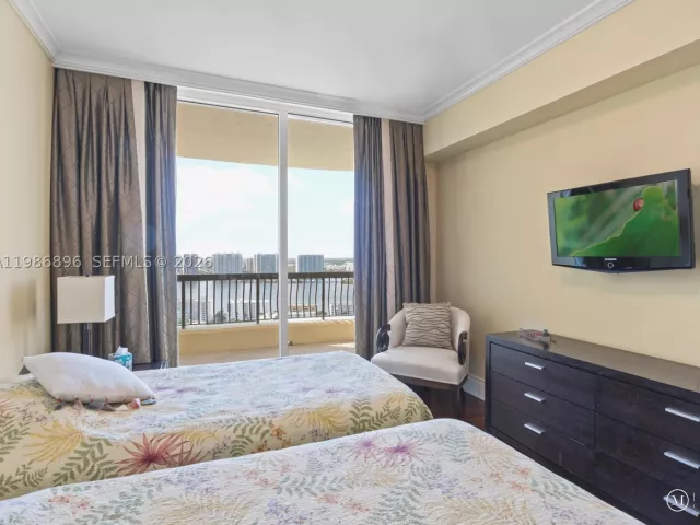 3-bedroom condo for rent in Sunny Isles Beach - 17875 Collins Ave 2903 - MondialRealty