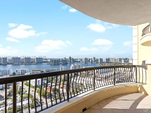 3-bedroom condo for rent in Sunny Isles Beach - 17875 Collins Ave 2903 - MondialRealty