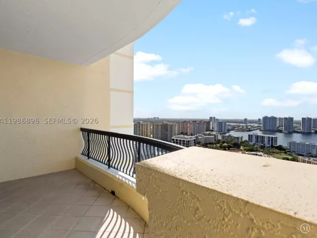 3-bedroom condo for rent in Sunny Isles Beach - 17875 Collins Ave 2903 - MondialRealty