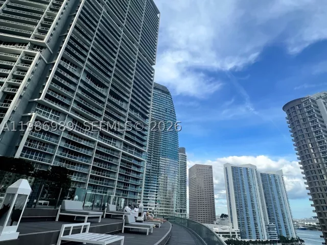 1-bedroom condo for sale in Miami - 495 Brickell Ave 2707 - MondialRealty