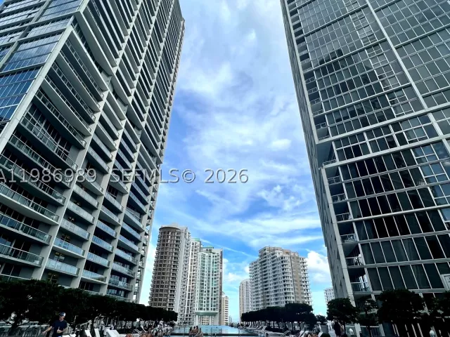 1-bedroom condo for sale in Miami - 495 Brickell Ave 2707 - MondialRealty