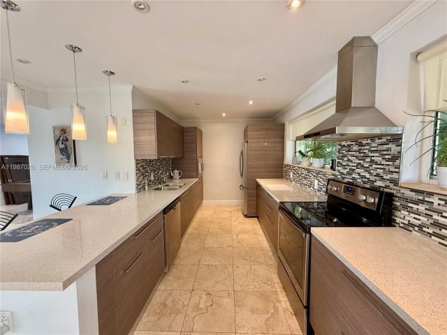 Home for rent at 211 189th Ter - photo 7502826