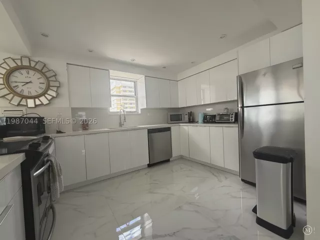 2-bedroom condo for rent in Miami Beach - 5555 Collins Ave 8R - MondialRealty