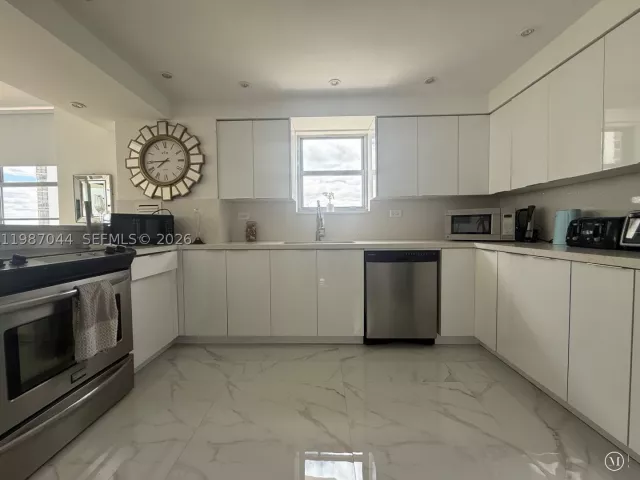 2-bedroom condo for rent in Miami Beach - 5555 Collins Ave 8R - MondialRealty