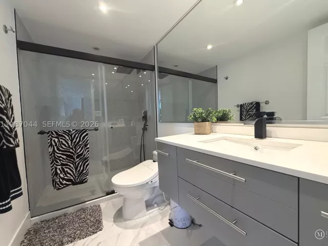 2-bedroom condo for rent in Miami Beach - 5555 Collins Ave 8R - MondialRealty
