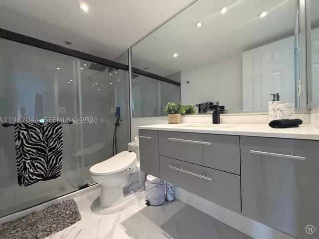 2-bedroom condo for rent in Miami Beach - 5555 Collins Ave 8R - MondialRealty