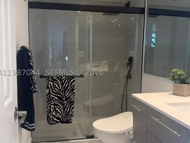 2-bedroom condo for rent in Miami Beach - 5555 Collins Ave 8R - MondialRealty