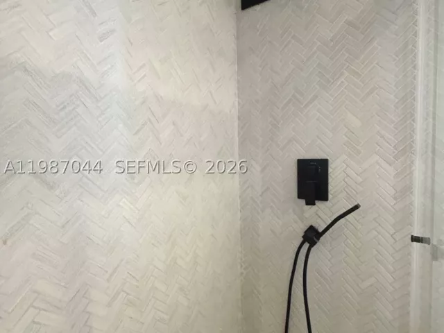2-bedroom condo for rent in Miami Beach - 5555 Collins Ave 8R - MondialRealty