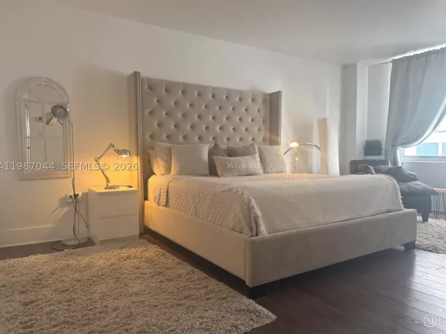 2-bedroom condo for rent in Miami Beach - 5555 Collins Ave 8R - MondialRealty