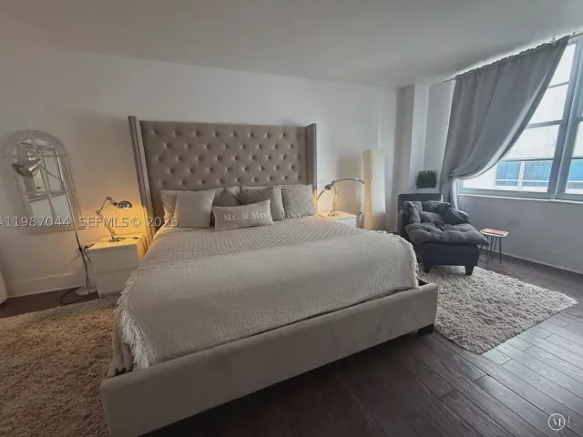 2-bedroom condo for rent in Miami Beach - 5555 Collins Ave 8R - MondialRealty