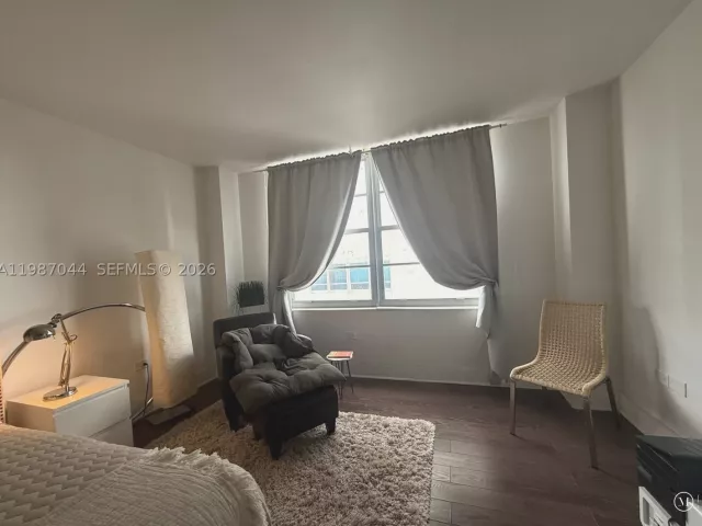 2-bedroom condo for rent in Miami Beach - 5555 Collins Ave 8R - MondialRealty