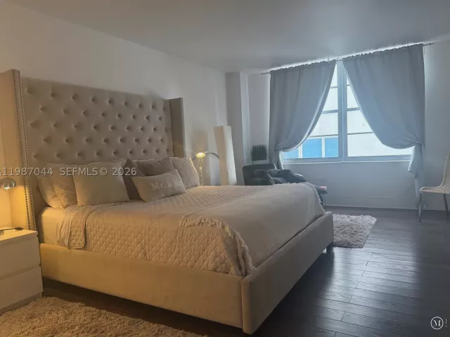 2-bedroom condo for rent in Miami Beach - 5555 Collins Ave 8R - MondialRealty