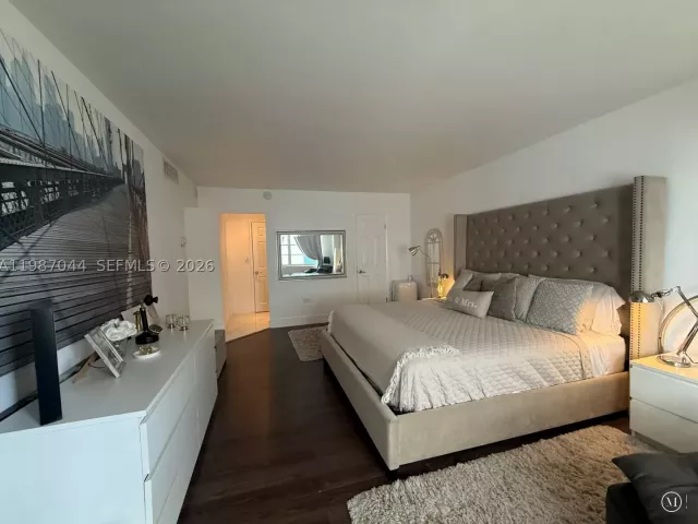 2-bedroom condo for rent in Miami Beach - 5555 Collins Ave 8R - MondialRealty