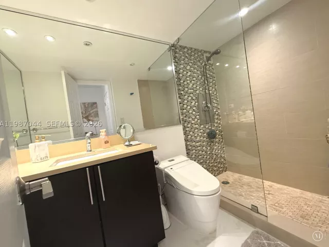 2-bedroom condo for rent in Miami Beach - 5555 Collins Ave 8R - MondialRealty