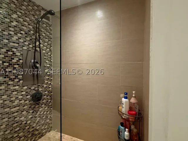 2-bedroom condo for rent in Miami Beach - 5555 Collins Ave 8R - MondialRealty
