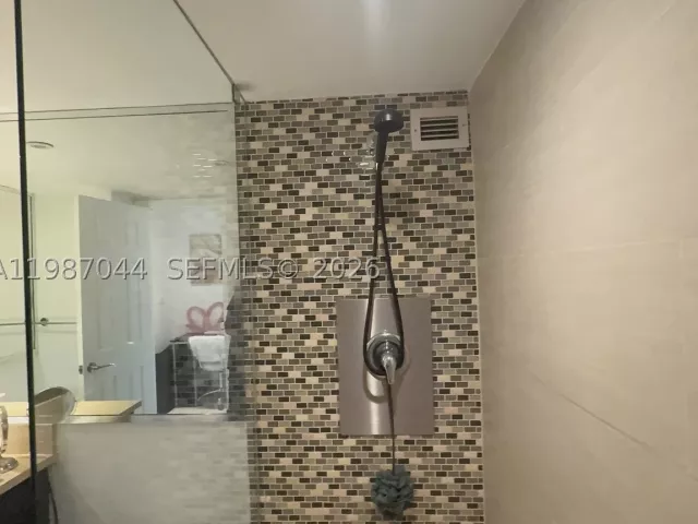2-bedroom condo for rent in Miami Beach - 5555 Collins Ave 8R - MondialRealty