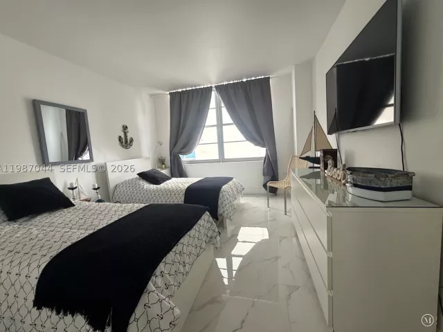 2-bedroom condo for rent in Miami Beach - 5555 Collins Ave 8R - MondialRealty