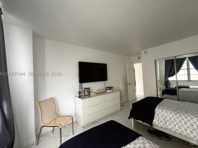 2-bedroom condo for rent in Miami Beach - 5555 Collins Ave 8R - MondialRealty