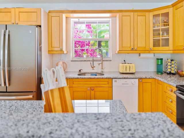 Home for rent at 809 SE 14th Dr - photo 7517239