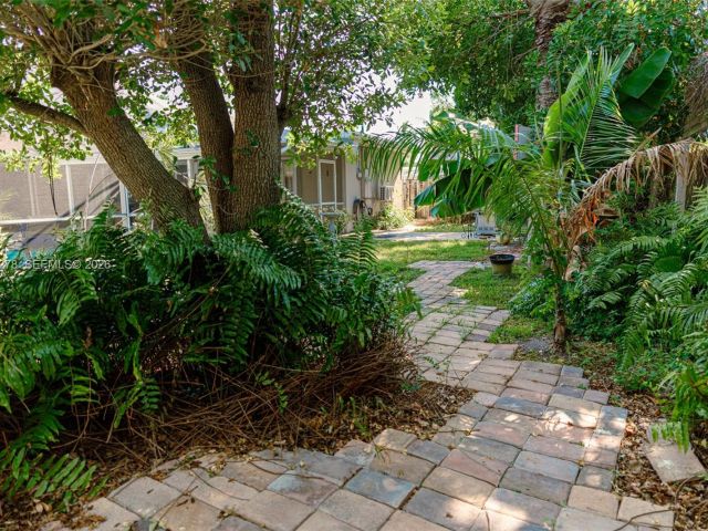 Home for rent at 809 SE 14th Dr - photo 7517247