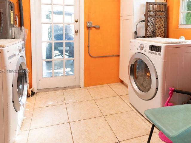 Home for rent at 809 SE 14th Dr - photo 7517251