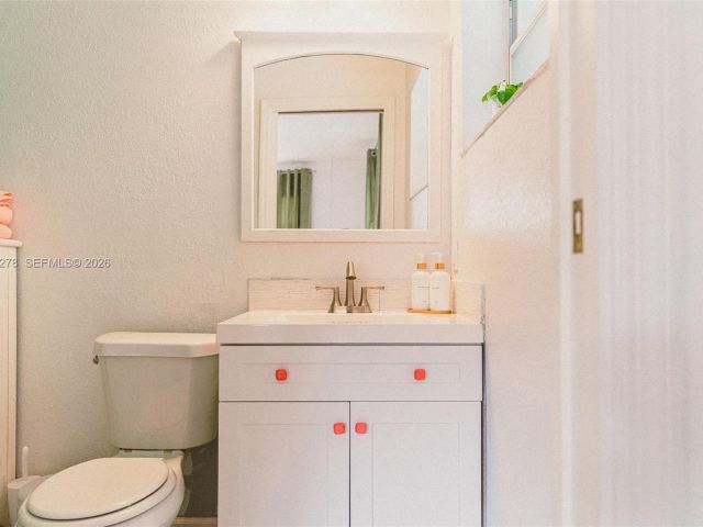 Home for rent at 809 SE 14th Dr - photo 7517254