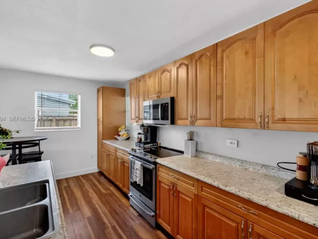 3-bedroom home for sale in Hollywood - 731 N 69th Ave - MondialRealty