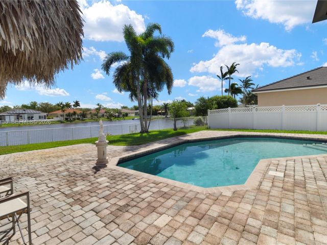 4-bedroom home for sale in Pembroke Pines - 2327 NW 187th Ave - MondialRealty