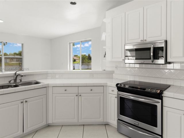 4-bedroom home for sale in Pembroke Pines - 2327 NW 187th Ave - MondialRealty