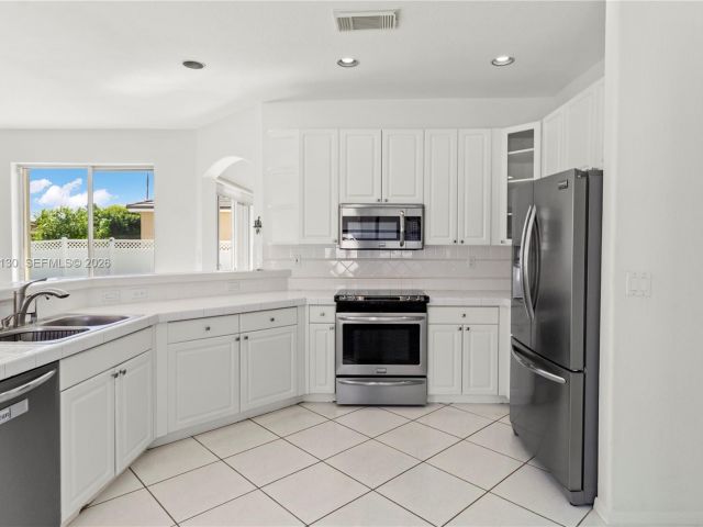 4-bedroom home for sale in Pembroke Pines - 2327 NW 187th Ave - MondialRealty