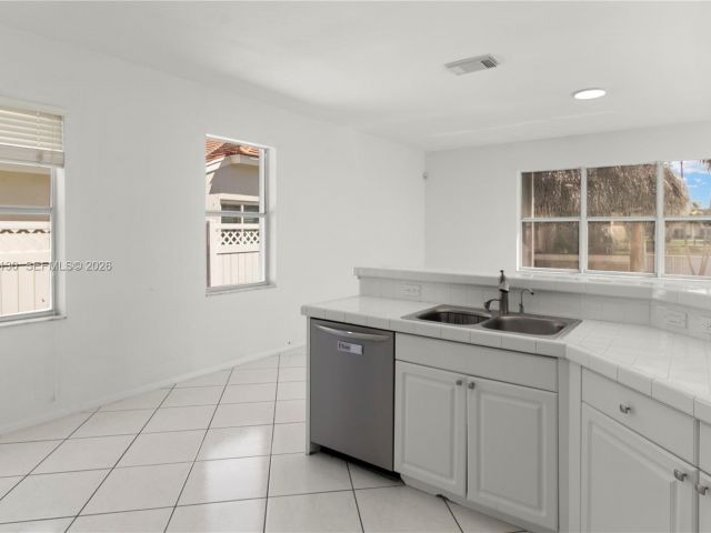 4-bedroom home for sale in Pembroke Pines - 2327 NW 187th Ave - MondialRealty