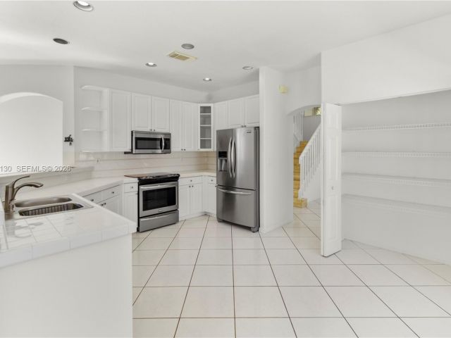 4-bedroom home for sale in Pembroke Pines - 2327 NW 187th Ave - MondialRealty