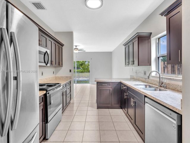 Home for rent at 1498 SW 106th Ave 1498 - photo 7515971