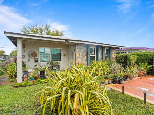 Home for sale at 720 NW 4th St - photo 7517725