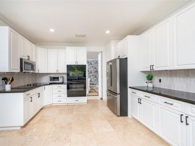 4-bedroom home for rent in Key Biscayne - 760 Glenridge Rd - MondialRealty