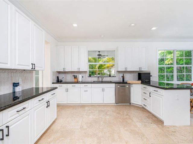 4-bedroom home for rent in Key Biscayne - 760 Glenridge Rd - MondialRealty