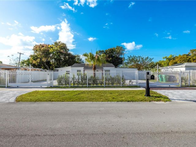 Home for rent at 10050 SW 171st St 10050 - photo 7518610