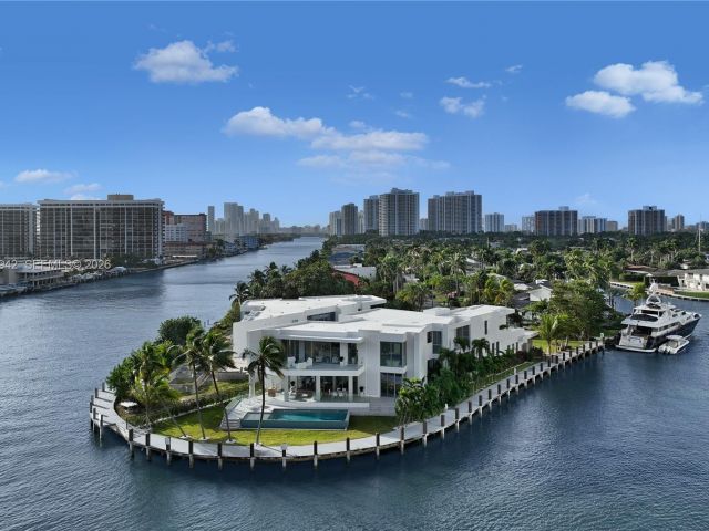 8-bedroom home for sale in Hallandale Beach - 501 Palm Dr - MondialRealty