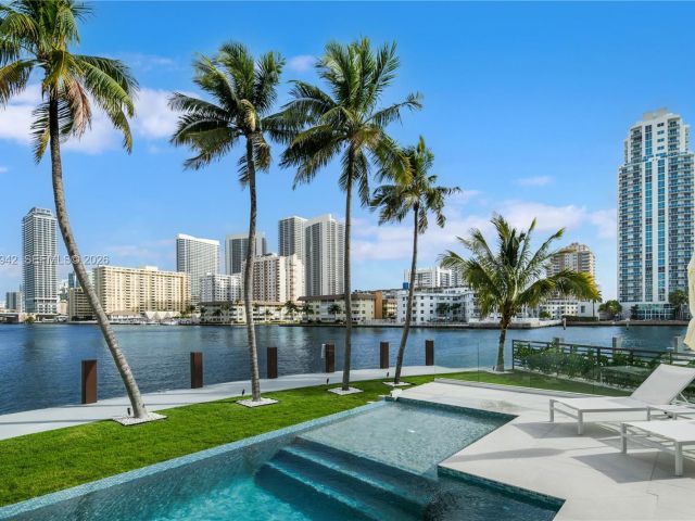 8-bedroom home for sale in Hallandale Beach - 501 Palm Dr - MondialRealty