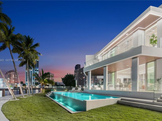 8-bedroom home for sale in Hallandale Beach - 501 Palm Dr - MondialRealty