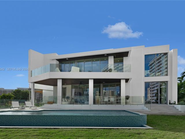 8-bedroom home for sale in Hallandale Beach - 501 Palm Dr - MondialRealty